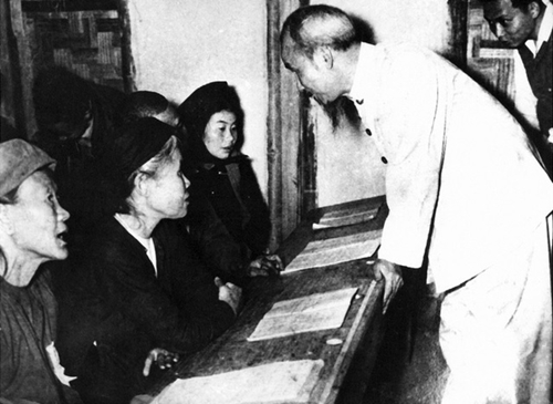 Ngày 21-12-1956: Chủ tịch Hồ Chí Minh gửi thư cho đồng bào một số địa phương đã thanh toán xong nạn mù chữ

​